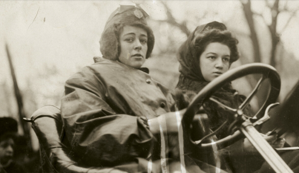 vintage black and white photograph of Alice Ramsey driving cross country in 1909
